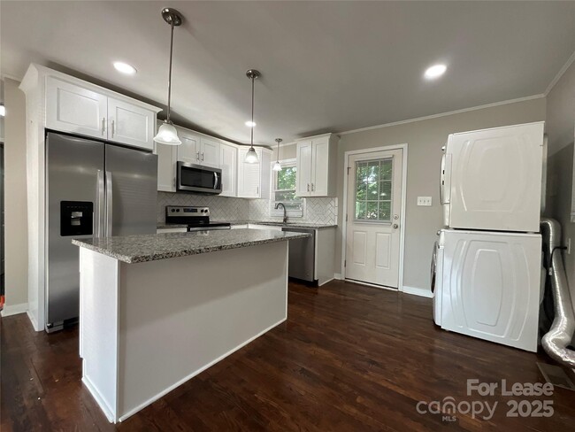 Building Photo - 2326 Chipola Dr