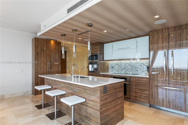 Building Photo - 5875 Collins Ave