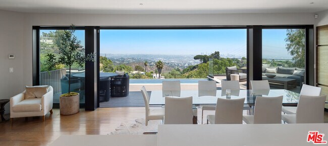 Building Photo - 2826 Las Alturas St