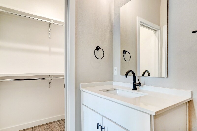 Building Photo - 3809 Valley View Rd