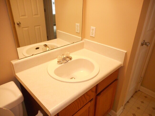 Building Photo - 3 bedroom 2 bathroom house