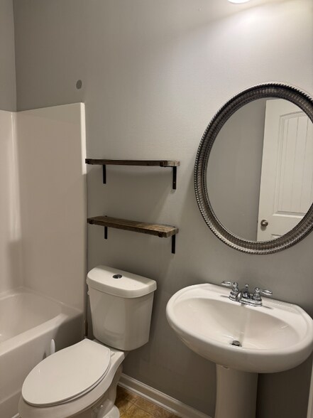 Building Photo - 1154 Paramount Dr