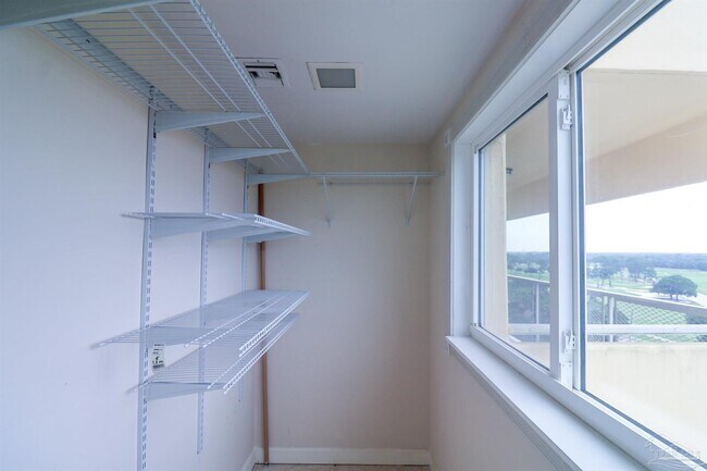 Building Photo - 825 Bayshore Dr