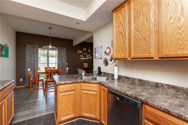 Building Photo - 946 Red Hawk Way SE