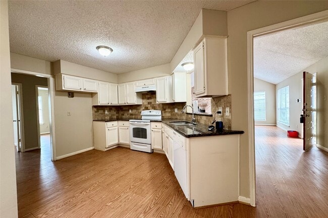 Building Photo - 3511 Palm Grove Dr