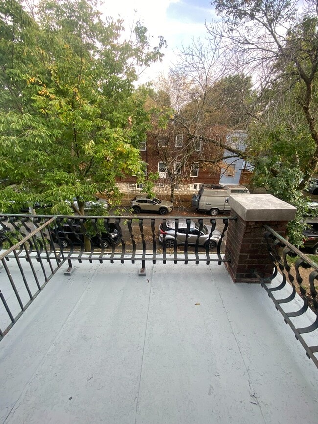 Building Photo - 2037B Maury