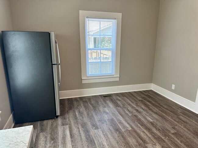 Building Photo - Adorable Home Near Downtown Mooresville!