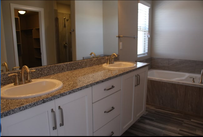 Building Photo - Blackhawk Townhome! End Unit!!