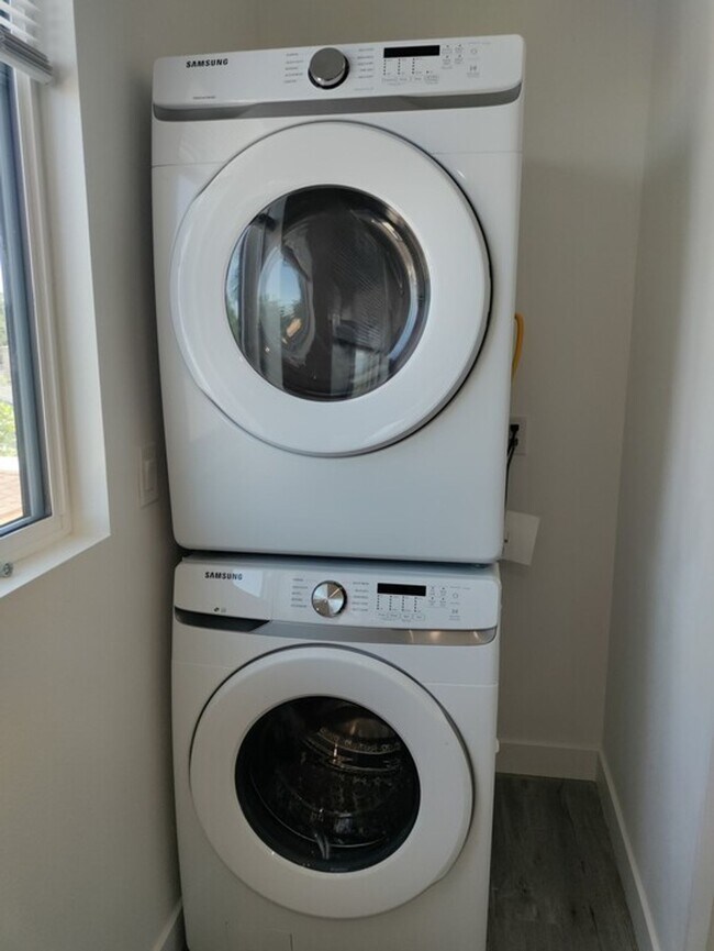 Building Photo - PRIVATE ROOM WITH PERSONAL BATHROOM & SHOWER