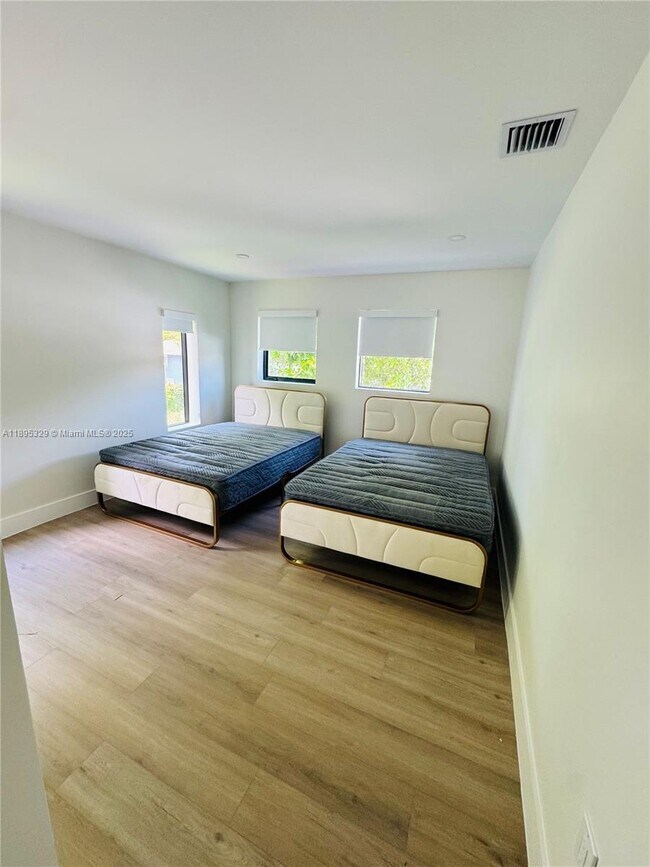 Building Photo - 905 SW 13th Ct