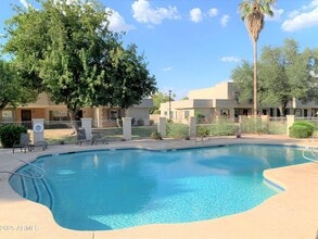 Building Photo - 933 E Lodge Dr