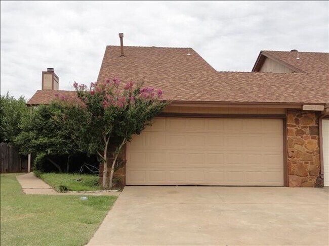 Primary Photo - Moore Schools! 2 bed, 2 full baths, garage...