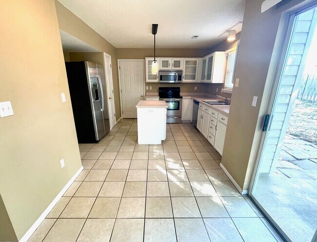 Building Photo - Spacious 3 Bedroom Home in South Columbia