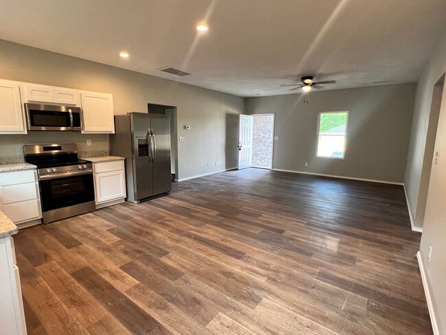 Building Photo - 3 bedroom 2 bath 2 car garage Bolivar MO