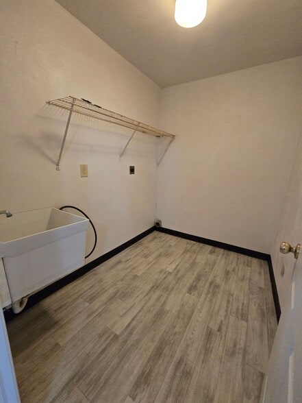 Building Photo - 535 New Alexandria Rd