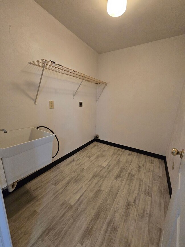 Building Photo - 535 New Alexandria Rd