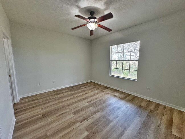 Building Photo - Newly Renovated Ground Floor 1 BR/1 BA Condo!