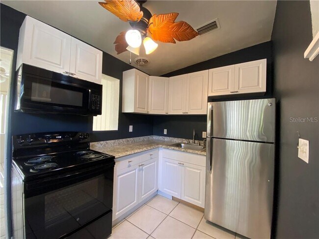 Building Photo - 460 Card Ave