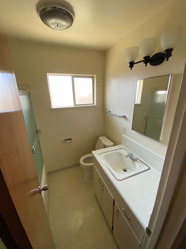 Building Photo - Cozy studio  for rent in Visalia