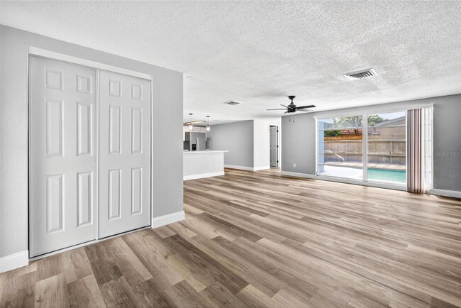Building Photo - 9633 Lakeside Ln
