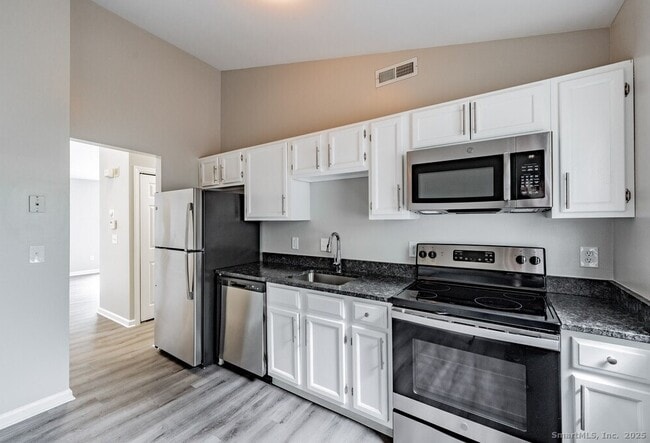 Building Photo - 253 W River St