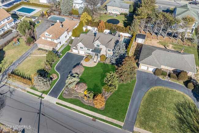 Building Photo - 215 Hollywood Ave