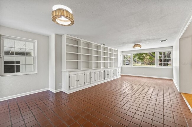 Building Photo - 1023 W Ohio Ave