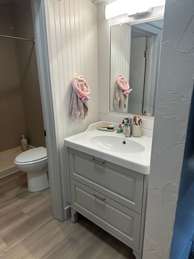 Building Photo - RENOVATED 2 BEDROOM HOME  -  PETS WELCOME ...