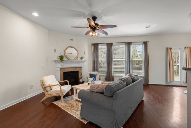 Building Photo - 3 Bed 2.5 Bath Home with 2 Car Garage and Fenced Backyard