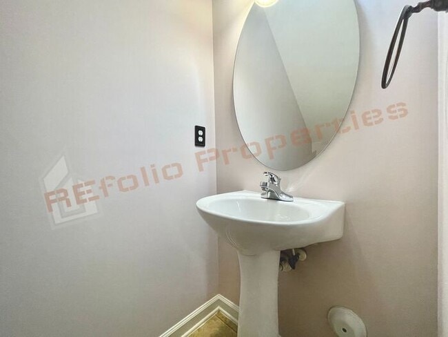 Building Photo - Comfortable 3-Bedroom Townhouse w/2 Assign...