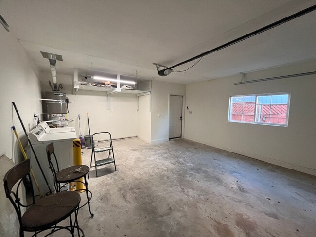 Building Photo - Bright and Spacious 3-Bedroom Home in the Heart of South Davis