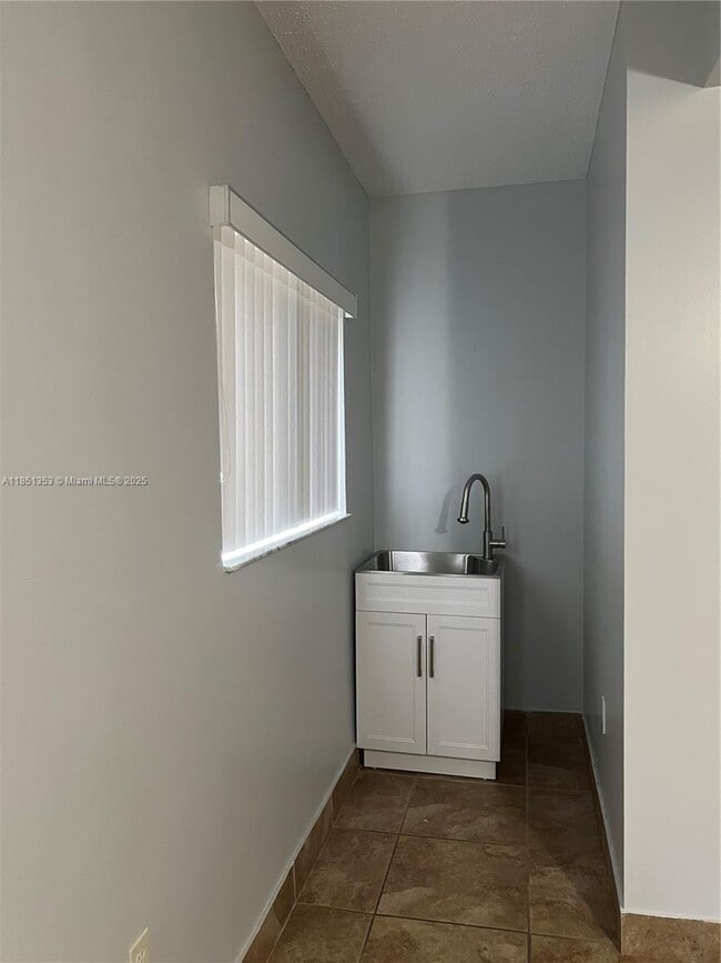 Building Photo - 10934 SW 137th Ct