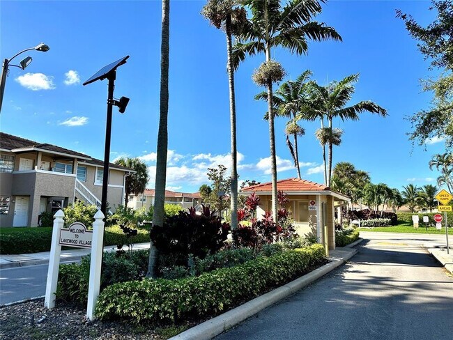 Building Photo - 9948 Twin Lakes Dr