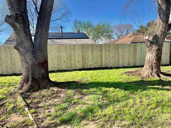 Building Photo - 15826 Bazelbriar Ln