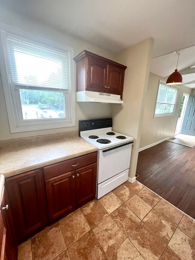 Building Photo - 2 Bedroom 1 Bath Culdesac Duplex in Inglewood for Rent.  It’s great!