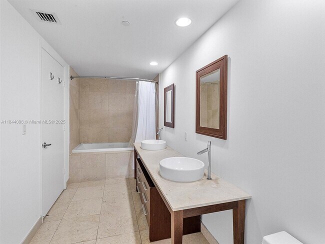 Building Photo - 475 Brickell Ave