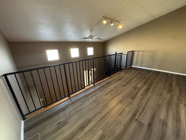 Building Photo - Prime Location University Townhome!