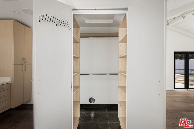 Building Photo - 2425 Rinconia Dr