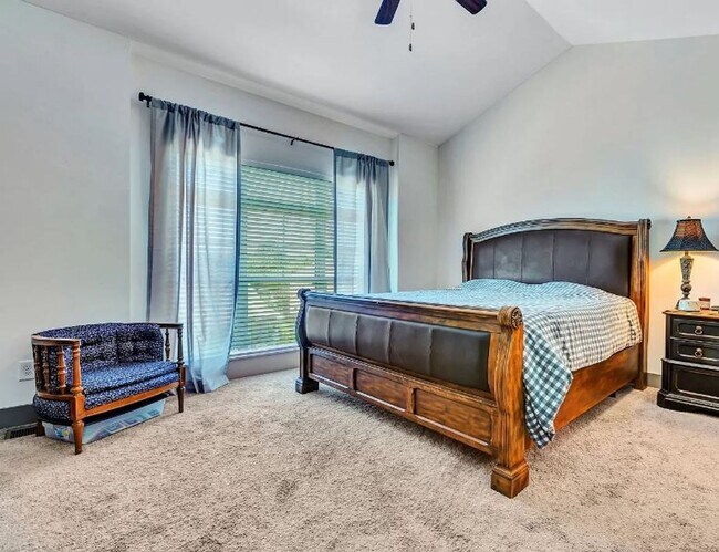 Building Photo - 3BR/3.5BA, Three story Townhome in the Nat...