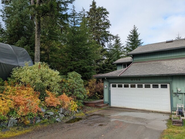 Primary Photo - Unfurnished, 3Bd/1.5Ba Dgl Townhome, Long ...