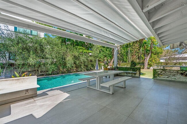 Building Photo - 501 NE 51st St