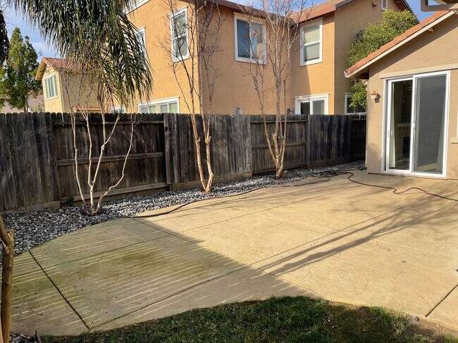 Building Photo - Large, Clean, Neat 3 Bedroom, 2 Bathroom 1900 sqft. Anatolia Home for Lease.