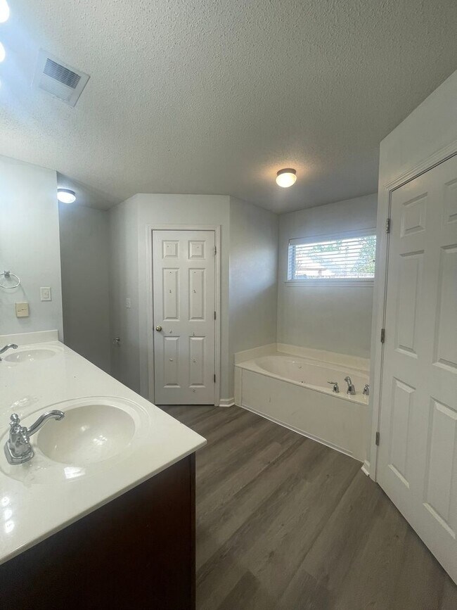 Building Photo - Available NOW in Snowden Grove Area!  3 BR...