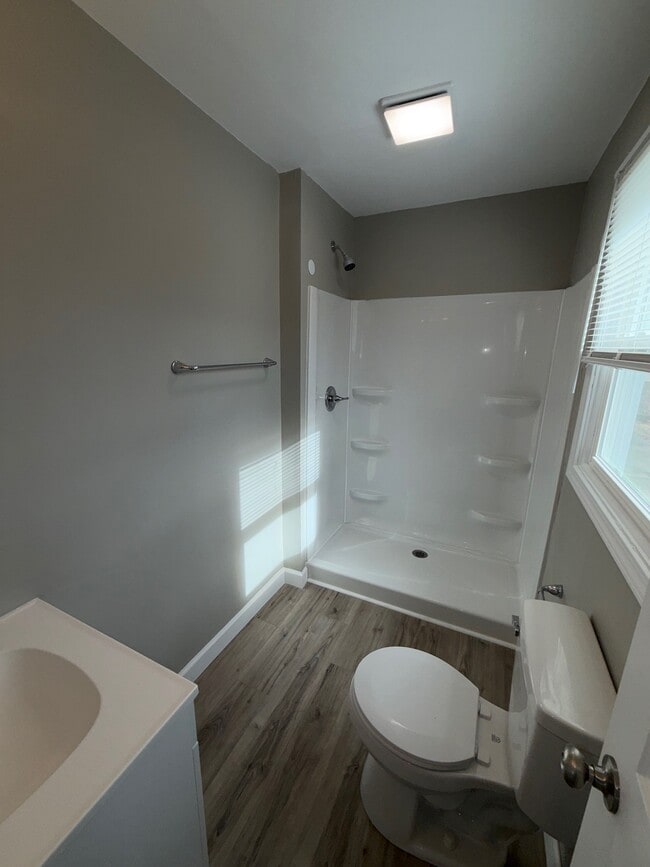 Building Photo - 732 E Culton St