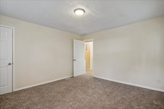 Building Photo - Lovely 3-Bedroom 1 bath End Unit townhome in Deanwood