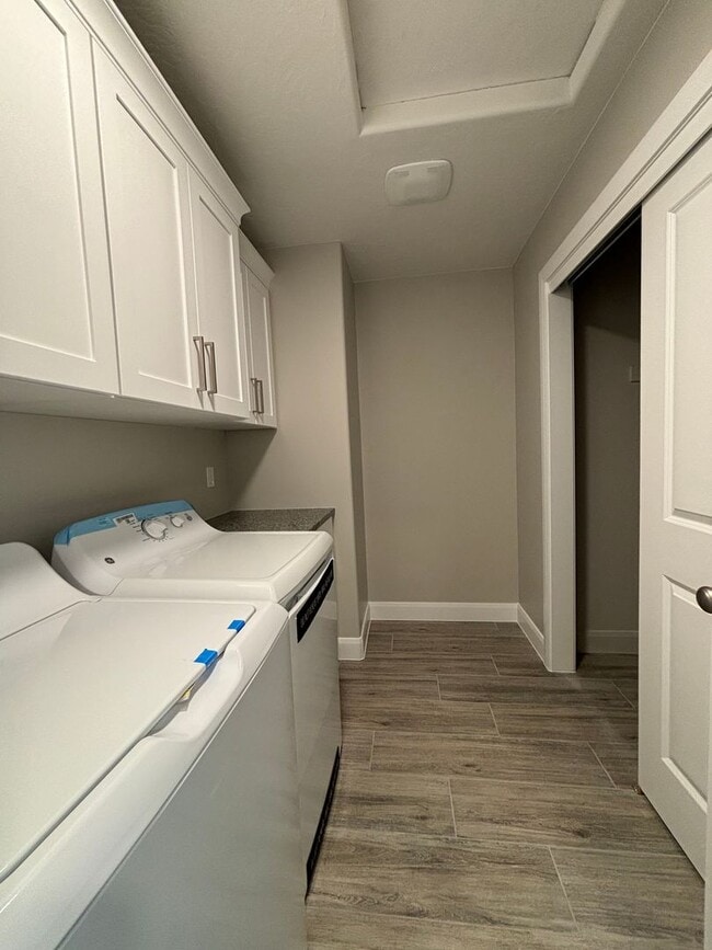 Building Photo - Beautiful Townhome!