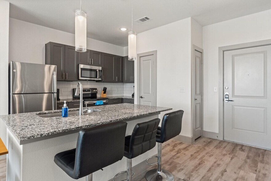 Building Photo - 12100 1/2 Ferrystone Glen Dr