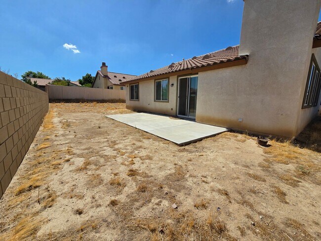 Building Photo - New Listing!
