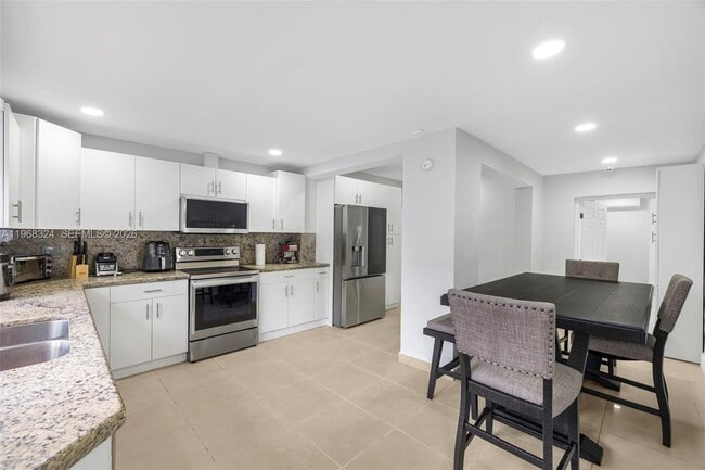 Building Photo - 2244 SW 10th St