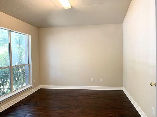 Building Photo - 1517 Darjeeling Dr